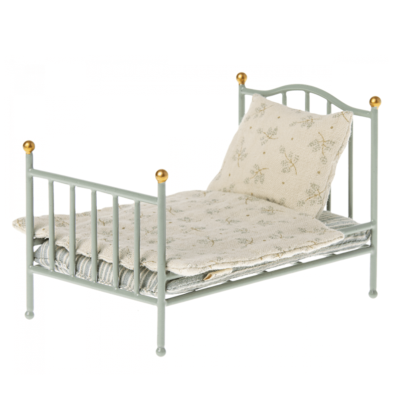 Cama vintage para ratones Maileg color menta con colchón edredón y almohada