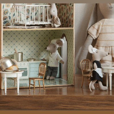 escena con ratones maileg con silla dorada