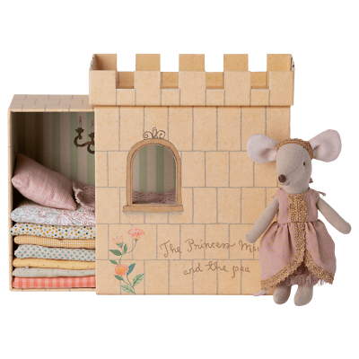 Castillo de cartón con ratona princesa con vestido rosa y colchones con guisante Maileg